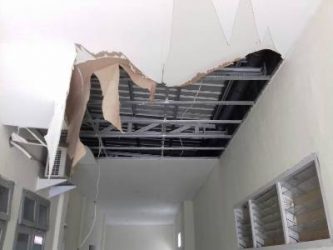 Bagian Plafon RSUD yang roboh akibat guyuran hujan deras yang nyaris penimpa warga di RSUD. FOTO " JERI