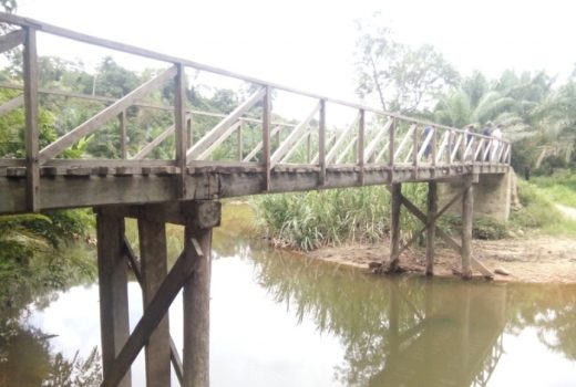 Salah satu proyek pengerjaan dana desa Bulusema yang tidak sesuai keinginan masyarakat dalam hal pembuatan jembatan yang seharusnya bisa dilalui Kendaraan roda empat, namun hingga kini tak bisa lagi. FOTO : MAN