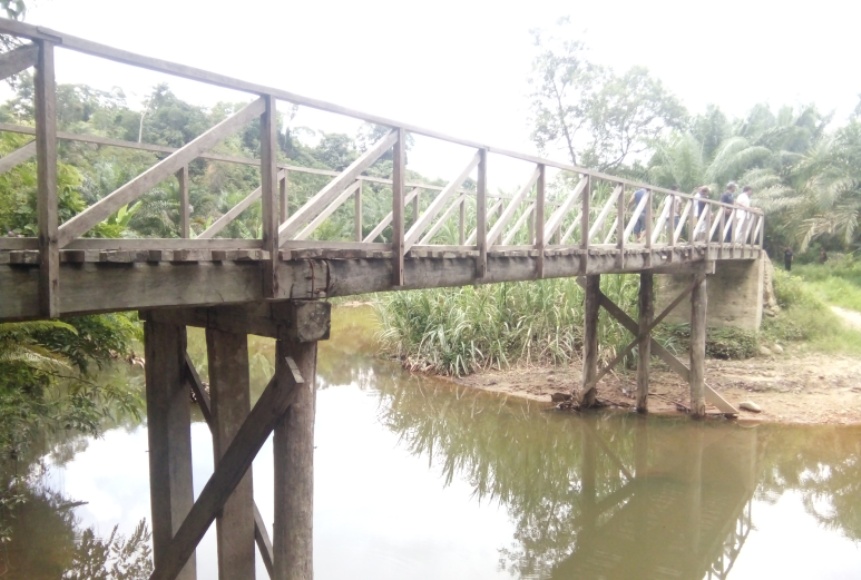 Salah satu proyek pengerjaan dana desa Bulusema yang tidak sesuai keinginan masyarakat dalam hal pembuatan jembatan yang seharusnya bisa dilalui Kendaraan roda empat, namun hingga kini tak bisa lagi. FOTO : MAN