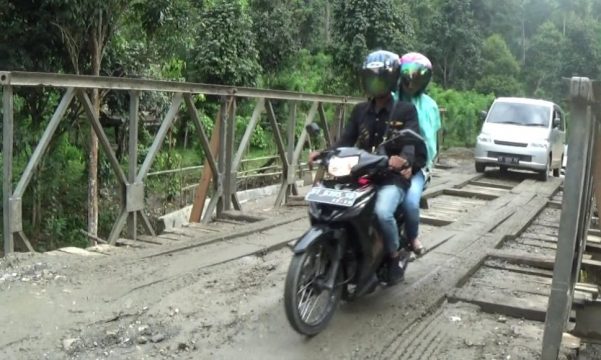 jembatan yang mengubungkan jalan Provinsi di kelurahan Horodopi Kecamatan Mowewe setelah dilakukan perbaikan. FOTO : ASDAR LANTORO