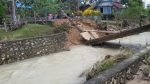 jembatan Ambles akibat banjir desa Kamosope Kecamatan Pasir Putih. FOTO : AWALUDDIN