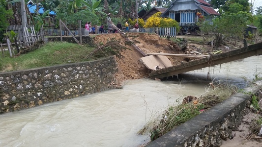 Banjir di Muna, Jembatan Rumah Warga Alami Kerusakan