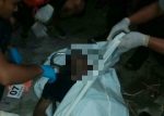 mayat yang ditemukan warga di saluran irigasi saat dievakuasi tim SAR dan anggota kepolisian. FOTO : NADHIR