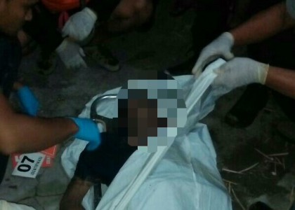 mayat yang ditemukan warga di saluran irigasi saat dievakuasi tim SAR dan anggota kepolisian. FOTO : NADHIR
