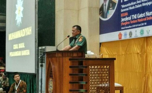 Panglima TNI jenderal TNI Gator Nurmantio saat memberikan ceramah saat melaksanakan safari ramadhan di yogyakarta. FOTO : NADHIR
