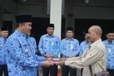 Bupati Jepara Ahmad Marzuqi, SE didampingi Wakil Bupati Jepara Dian Kristiandi, S.Sos. menyerahkan plakat penghargaan kepada seorang warga jepara atas perannya memberantas Narkoba di jepara. FOTO : DSW