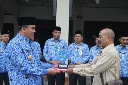 Bupati Jepara Ahmad Marzuqi, SE didampingi Wakil Bupati Jepara Dian Kristiandi, S.Sos. menyerahkan plakat penghargaan kepada seorang warga jepara atas perannya memberantas Narkoba di jepara. FOTO : DSW