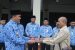 Bupati Jepara Ahmad Marzuqi, SE didampingi Wakil Bupati Jepara Dian Kristiandi, S.Sos. menyerahkan plakat penghargaan kepada seorang warga jepara atas perannya memberantas Narkoba di jepara. FOTO : DSW