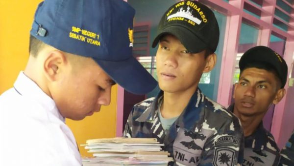 ﻿Prajurit KRI Yos Sudarso - 353 Sumbang Buku ke SMPN 1 Sebatik Kaltara