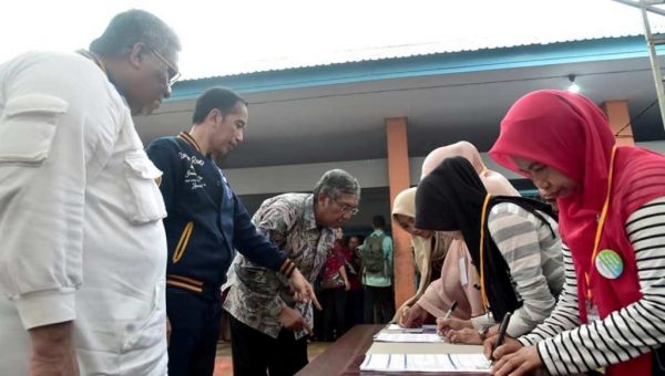 ﻿Presiden Jokowi Serahkan 2.010 Sertifikat Tanah Untuk Rakyat