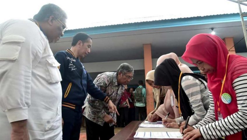 ﻿Presiden Jokowi Serahkan 2.010 Sertifikat Tanah Untuk Rakyat