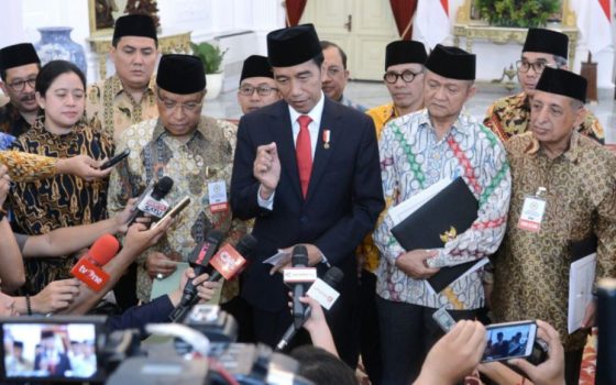 Presiden RI Ir. H. Joko Widodo di dampingi sejumlah menteri Kabinet kerja menggelar jumpa pers usai menadatangani Perpres Penguatan Pendidikan Karakter di Istana Negara. FOTO : BEY MACHMUDIN