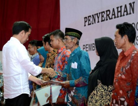 Presiden RI Jokowi saat menyerahkan sertifikat kepada warga saat berkunjung di Kota Balik papan kalimantan timur. FOTO : IST