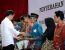 Presiden RI Jokowi saat menyerahkan sertifikat kepada warga saat berkunjung di Kota Balik papan kalimantan timur. FOTO : IST