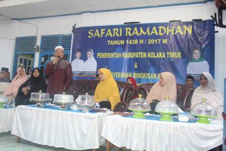 Bupati Kolaka Timur memberikan sambuatan saat melakukan safari Ramadhan di Kecamatan Lambandia. FOTO : JUSRAN