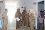 Bupati Kolaka Timur H. Tony Herbiayansyah saat menggelar sidak di kantor dinas Pendidikan dan Pemuda Olahraga. FOTO : JUSRAN