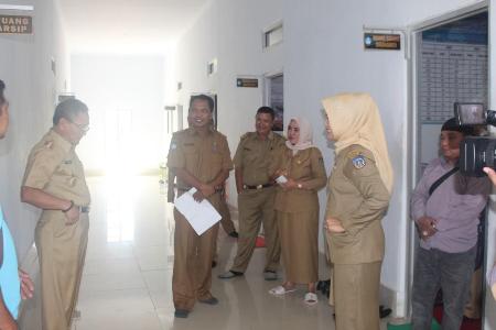 Bupati Kolaka Timur H. Tony Herbiayansyah saat menggelar sidak di kantor dinas Pendidikan dan Pemuda Olahraga. FOTO : JUSRAN