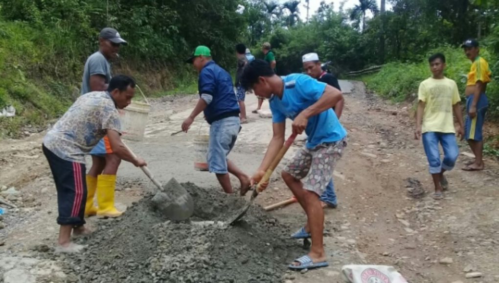 Jalan Transsulawesi Rusak di Konut, Warga Perbaiki dengan Swadaya Masyarakat﻿
