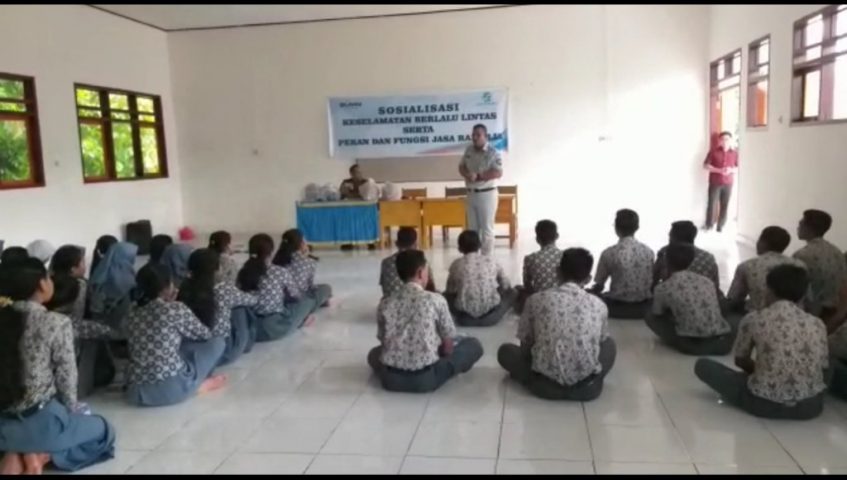 Jasa Raharja Koltim Beri Materi Keselamatan Berkendara di SMKN 2 Loea ﻿