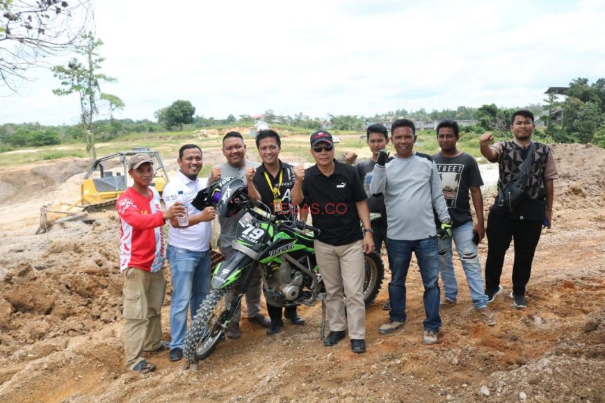 Jelang Pelaksanaan MRSF, Sekda Konsel Tinjau Pengerjaan Sirkuit Motor Cross 