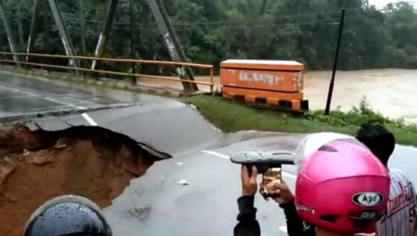 ﻿Banjir, Jembatan Penghubung Kabupaten Putus