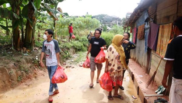 Solidaritas Jurnalis Kendari Berbagi Sembako dengan Warga Kurang Mampu