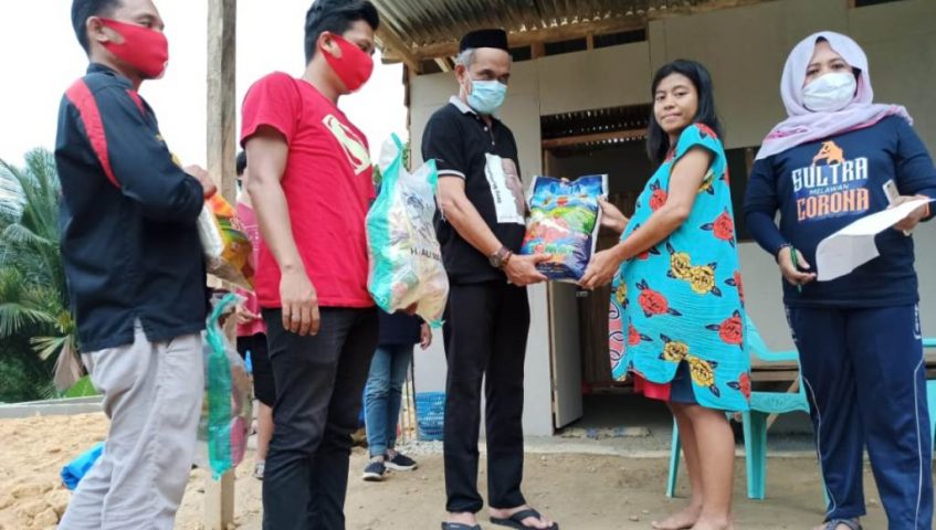 Juru bicara tim relawan Gubernur Sulawesi Tenggara, Tahir Lakimi saat memberikan bantuan sembako kepada warga Puuwatu Kendari