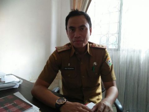 Kabid Fasilitas Pelayanan Adminstrasi Kependudukan Disdukcapil Sultra, Muh Fadlansyah saat ditemui di ruang kerjanya. FOTO : FA