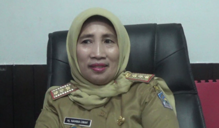 Kadispenda Kota Kendari, Hj Nahwa Umar, saat ditemui di ruang kerjanya,(21/6). FOTO : FA