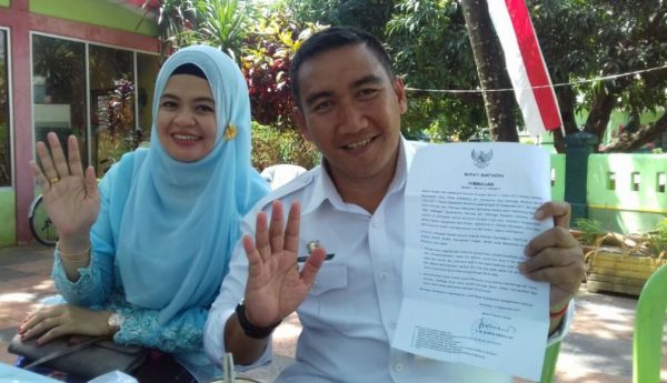 Kepala Dinas Pemuda Olahraga Kabupaten Bantaeng Syahrul Bayan saat menunjukkan Surat instruksi Bupati tentang penggunaan sepeda setiap hari Jum,at saat ke kantor. FOTO : SYAMSUDDIN