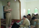 Kepala Kantor Kemenag bantaeng saat memberikan kuliah tujuh menit (Kultum) di Musholah Al- Ikhlas di Kantor Kemenag Banataneg. FOTO : SYAMSUDDIN