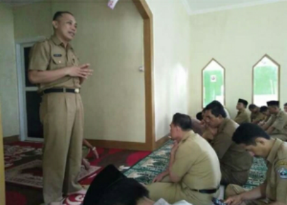 Kepala Kantor Kemenag bantaeng saat memberikan kuliah tujuh menit (Kultum) di Musholah Al- Ikhlas di Kantor Kemenag Banataneg. FOTO : SYAMSUDDIN