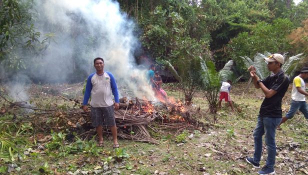 Dua Jumat, Warga Desa Bersihkan Pantai Kampa
