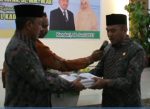 Kakanwil Sultra yang baru Dr. Abdul Kadir menerima bundel program kerja kemendepag Sultra dari pendahulunya M