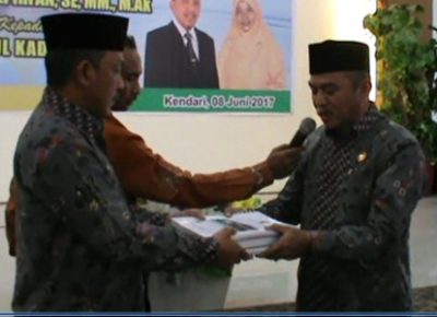 Kakanwil Sultra yang baru Dr. Abdul Kadir menerima bundel program kerja kemendepag Sultra dari pendahulunya M