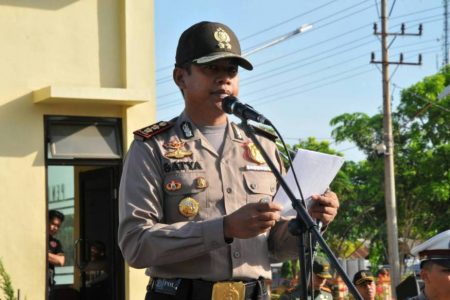 Kapolres Ĺangsa AKBP Satya Yudha Prakarsa, S.IK saat membacakan amat Kapolri dalam gelar pasukan PAM Ramadniya. FOTO : ROBY SINAGA