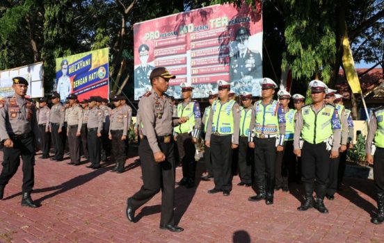 Kapolres Bantaeng AKBP Adip Rojikan saat menginspkesi personil Polisi yang bakal diturunkan untuk mengamankan pilkades serentak di Kabupaten Bantaeng. FOTO : SYAMSUDDIN