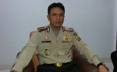 Kapolres Muna AKBP Ramos Sinaga saat memberikan keterangan pers terkait hasil tangkapan selama operasi Cipkon. FOTO : AWALUDDIN