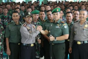 Salam Komando Kapolres Kota langsa dengan Komandan Kodim Aceh Timur. FOTO : ROBY SINAGA