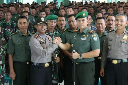 Salam Komando Kapolres Kota langsa dengan Komandan Kodim Aceh Timur. FOTO : ROBY SINAGA