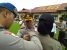 Kapolres konawe Akbp jemi junaidi saat memberikan penyematan pita.sebagai tanda di mulainya operasi ramadniya 2017. FOTO : MUH ANDRY