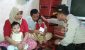 Kapolres Muna AKBP Agung Ramos Sinaga saat menyambangi dua balita Penderita Katarak di rumah kontyrakannya di kelurahan Wamponiki. FOTO : LA ODE AWALUDDIN