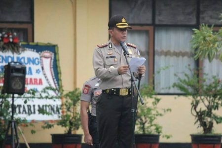 Kapolres Muna AKBP Ramos Sinaga saat memimpil apel pasukan Ramadniya tahun 2017 di mapolres Muna. FOTO : AWALUDDIN