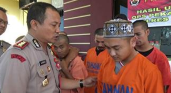 Kapolres Probolinggo AKBP. Arman Asmara Syarifuddin saat menginspeksi pelaku kriminal yang diamankan oleh jajarannya. FOTO : ASL