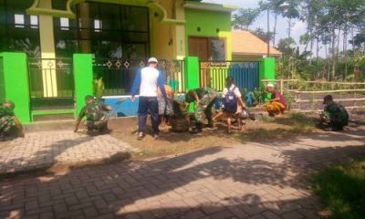 Anggota TNI dari Babinsa se Kecamatan maron saat menggelar karya bhakti membersihkan tempat ibadah. FOTO : ASL