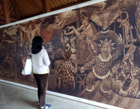 salah seorang warga yang melihat hasil karya lukisan di Yogyakarta. FOTO : NADHIR ATTAMIMI