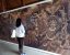 salah seorang warga yang melihat hasil karya lukisan di Yogyakarta. FOTO : NADHIR ATTAMIMI