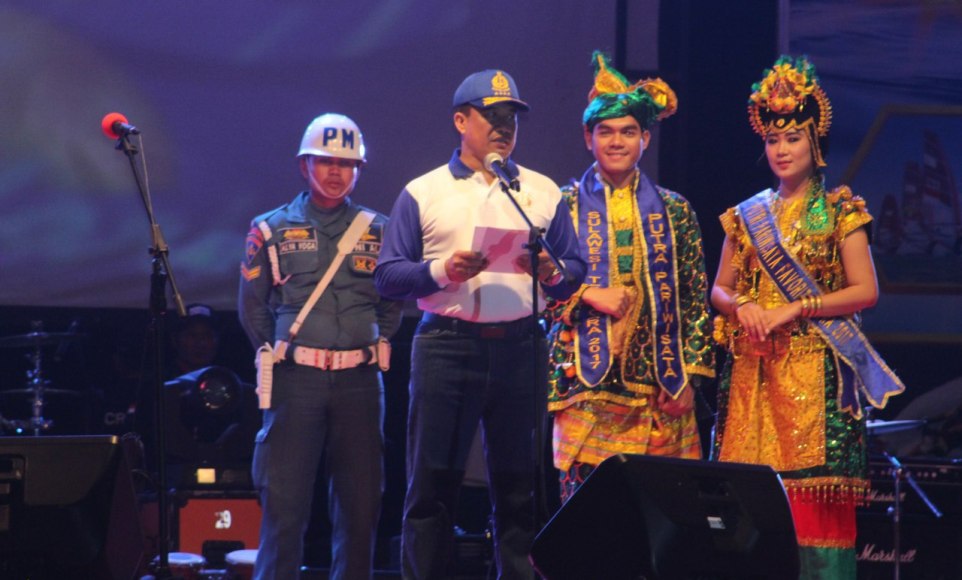 Kepala Staf Tentara Nasional Indonesia Angkatan Laut (KASAL) Laksamana TNI Ade Supandi,S.E., M.A.P saat menutup secara resmi Kasaal CUP Tahun 2017 tadi malam. FOTO : ONNO