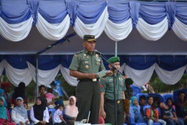 Kepala Staf Komando Daerah Militer XIV/Hasanuddin Brigjen TNI Supartodi menututup secara resmi pelaksanaan kegiatan TNI Manunggal Membangun Desa (TMMD) ke-98 di Kabupaten Buton. FOTO : IST