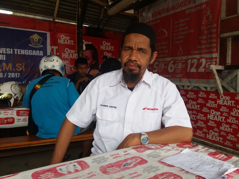 Kepala SMK Satria La Ressi FOTO : LM FAISAL